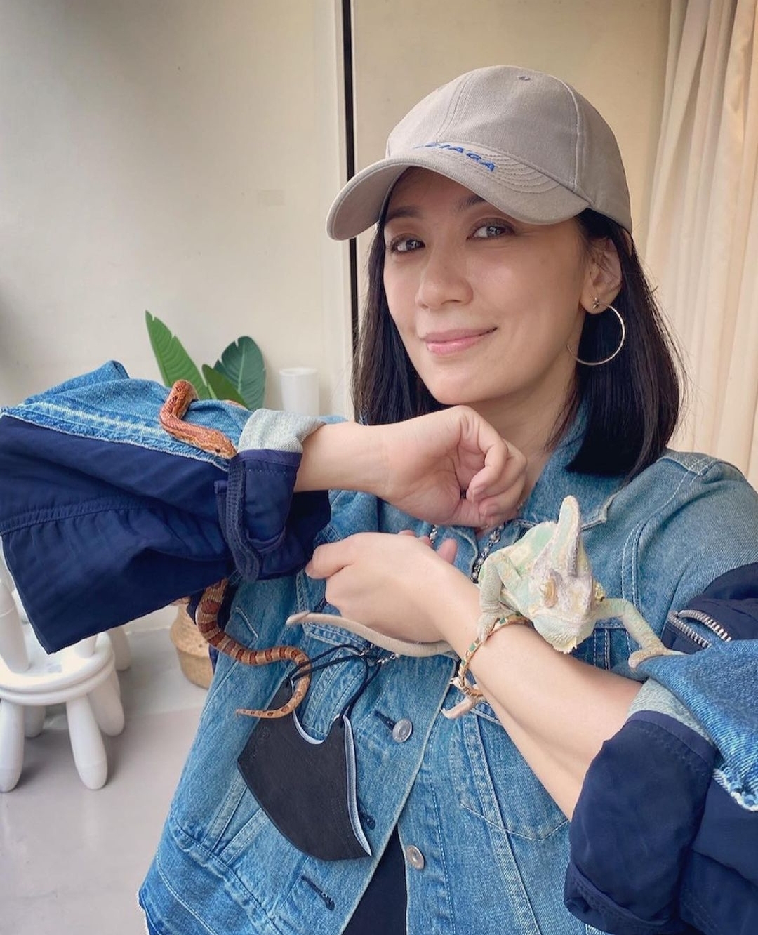 賈靜雯帶三個女兒牧場遊玩，梧桐妹雙手拎起咘咘波妞，姐姐力max