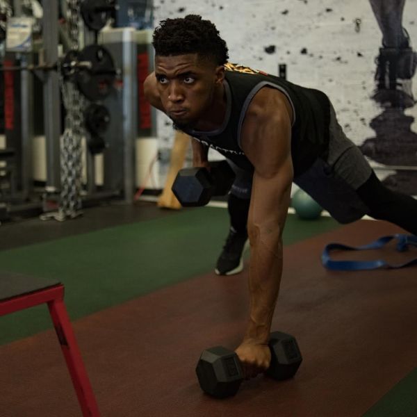 米切尔晒健身照：休赛期练出麒麟臂！17年状元却