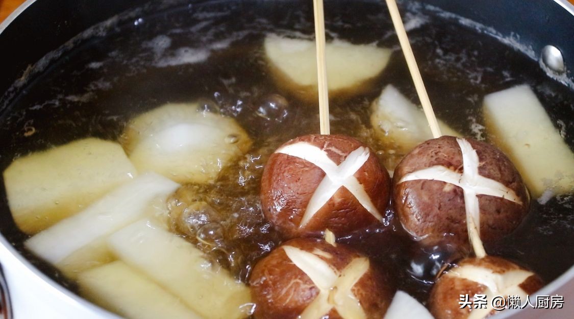 萝卜不直接吃，切成块下锅熬汤，配上火锅丸子，在家做懒人关东煮