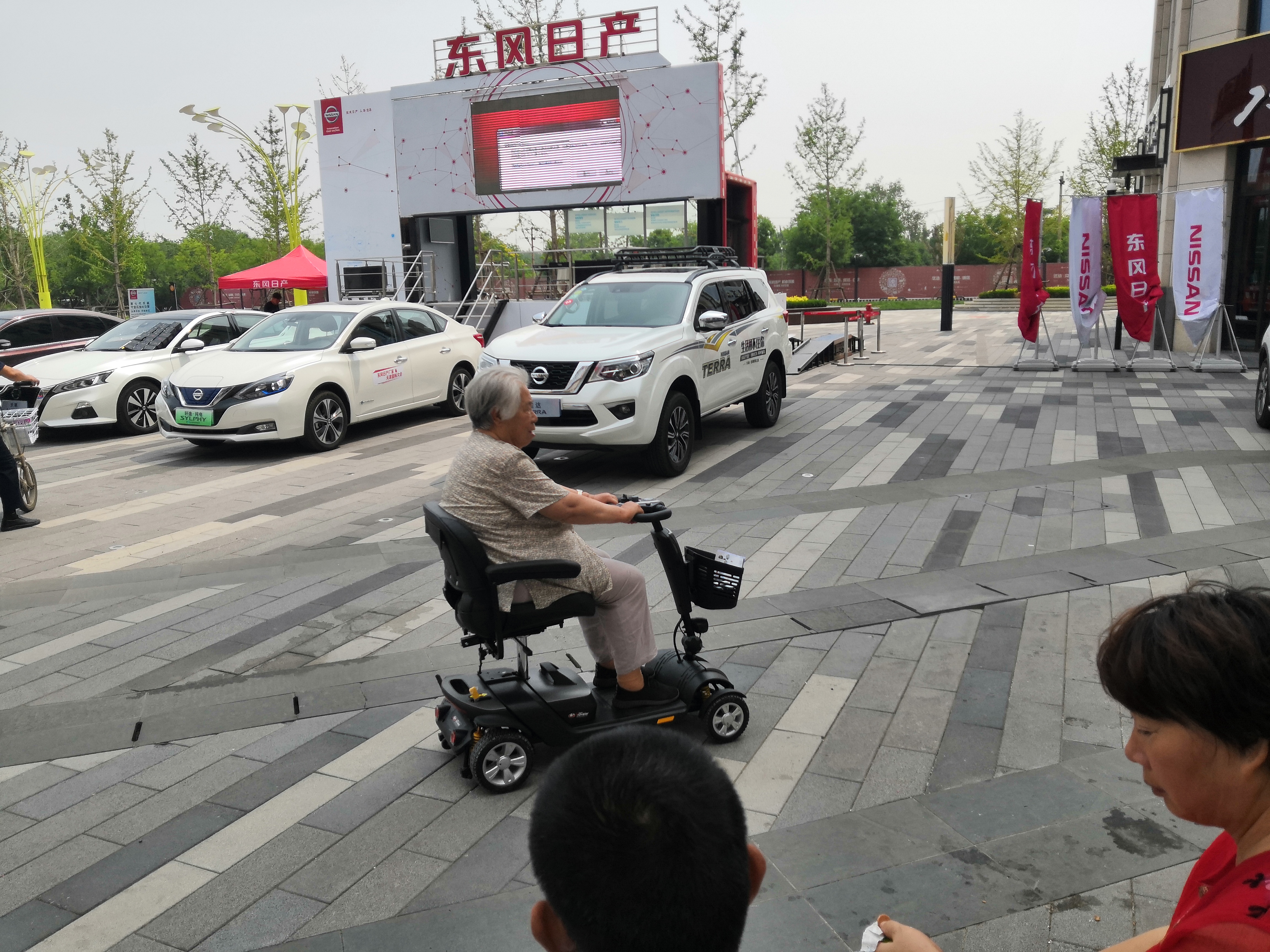 关于智能老年人代步车电池续航的了解(开天乐代步车)