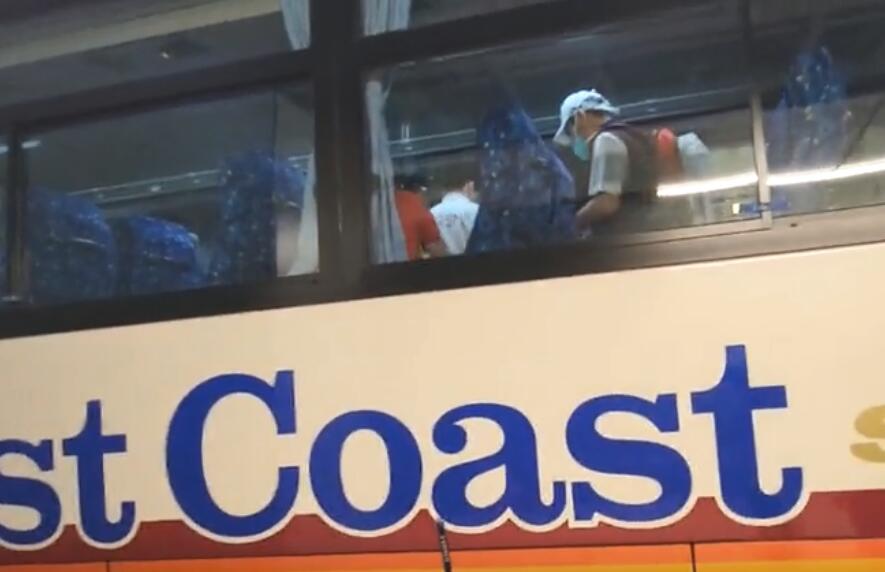 友爱！全红婵上厕所回来顺手拿两折纸，陈芋汐为她看护“长颈鹿”