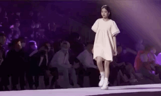 甜馨小考拉Jaden同台走秀超有範兒，李小璐鐘麗緹台下觀看陪女兒