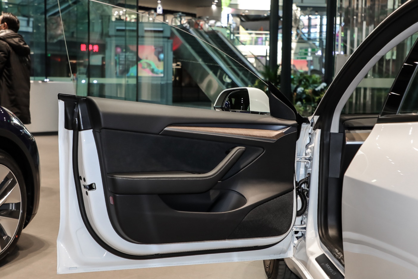 新增双层玻璃/电动尾门！新款特斯拉Model 3值不值