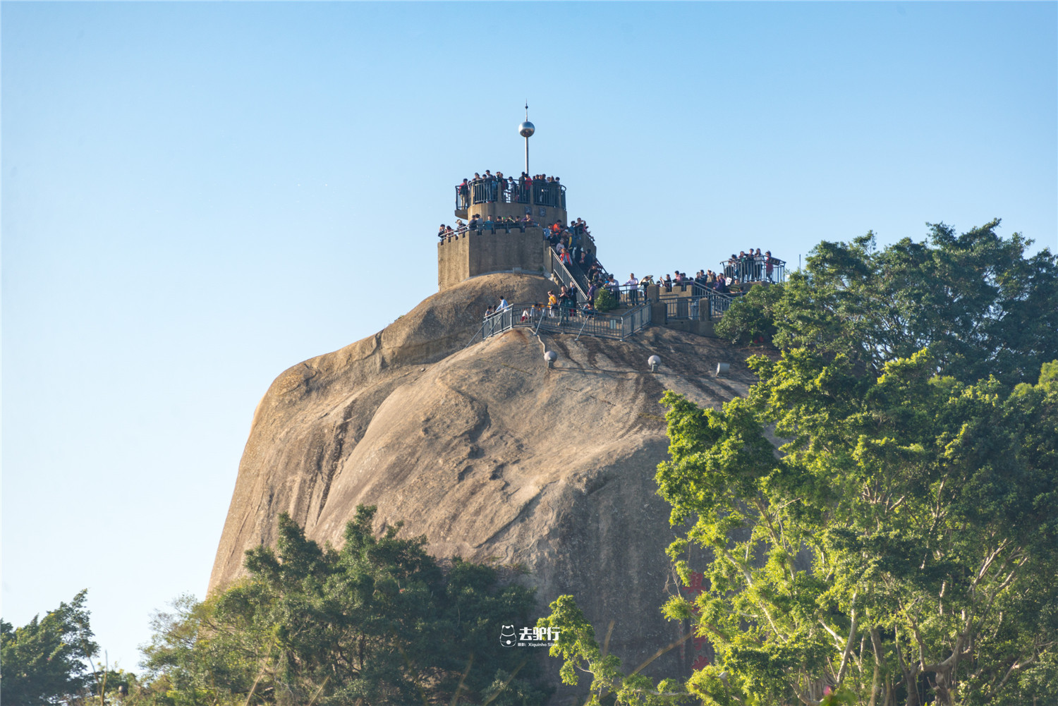 厦门日光岩厦门日光岩海拔不到百米山顶站满游客50元只为上山顶拍照