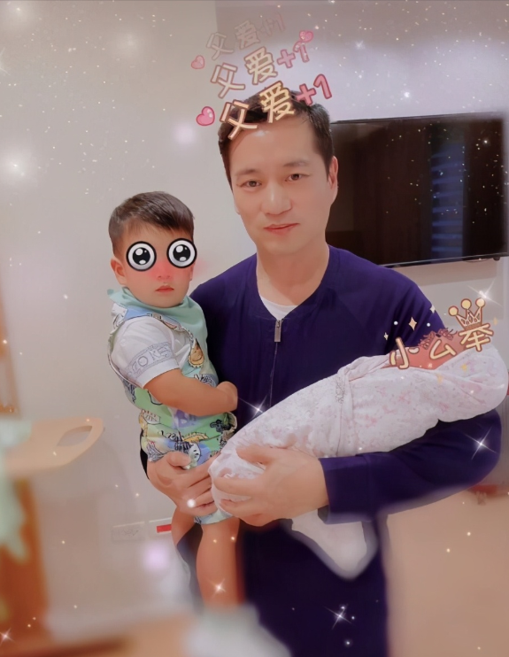 安以轩女儿越长越好看，眉眼间酷似富豪爹，坐在副驾驶上为66庆生