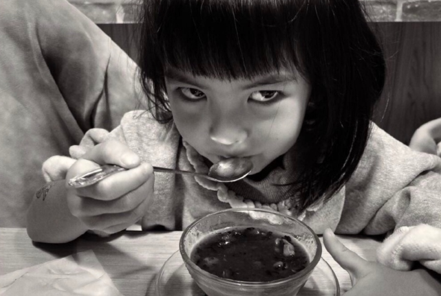 太可愛！ 賈靜雯女兒咘咘波妞餐桌上pk鬥雞眼，波妞完美承包笑點