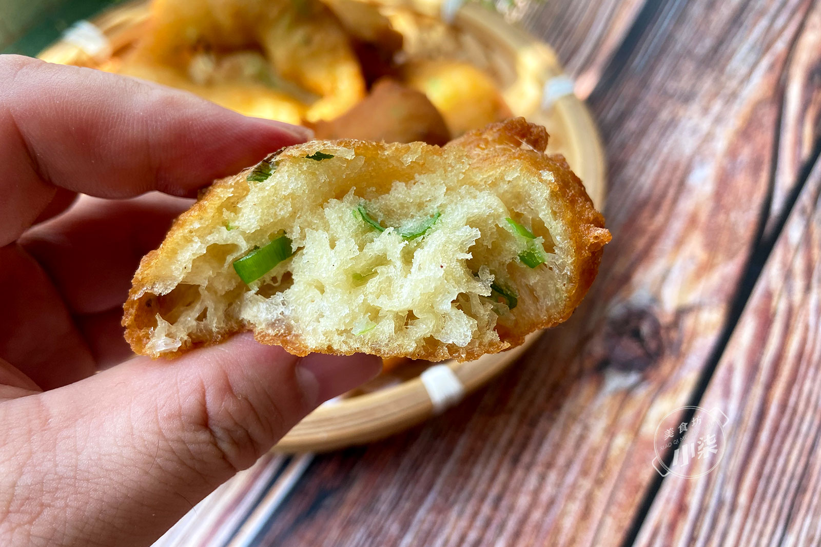 30分钟快速葱油饼做法，不揉面不擀面，蓬松暄软，放凉也不硬