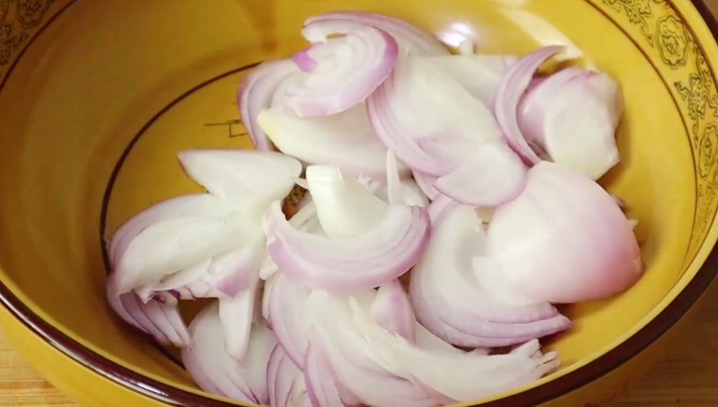 兩個洋蔥1斤麵條，直接丟進鍋裡，出鍋比吃紅燒肉還解饞，真好吃