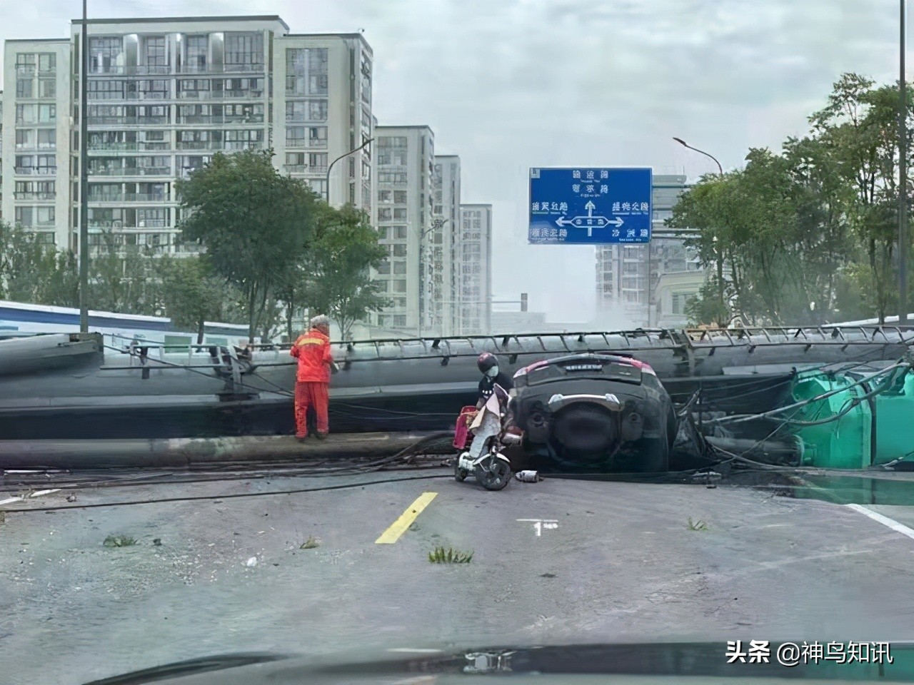 太意外：宁波一打桩机倒塌砸到一轿车，知名企业家和海归女儿双双遇难