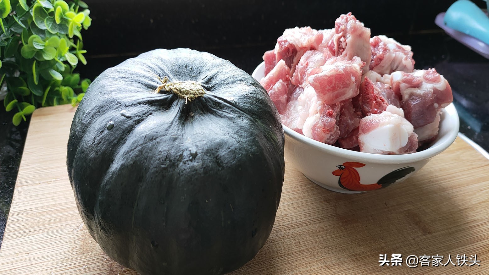 天越冷越愛吃一鍋南瓜排骨煲，口感嫩滑做法簡單，孩子搶著吃南瓜