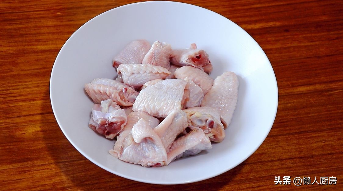 鸡翅不用加水，放入砂锅焗，淋上一点白酒去腥增香