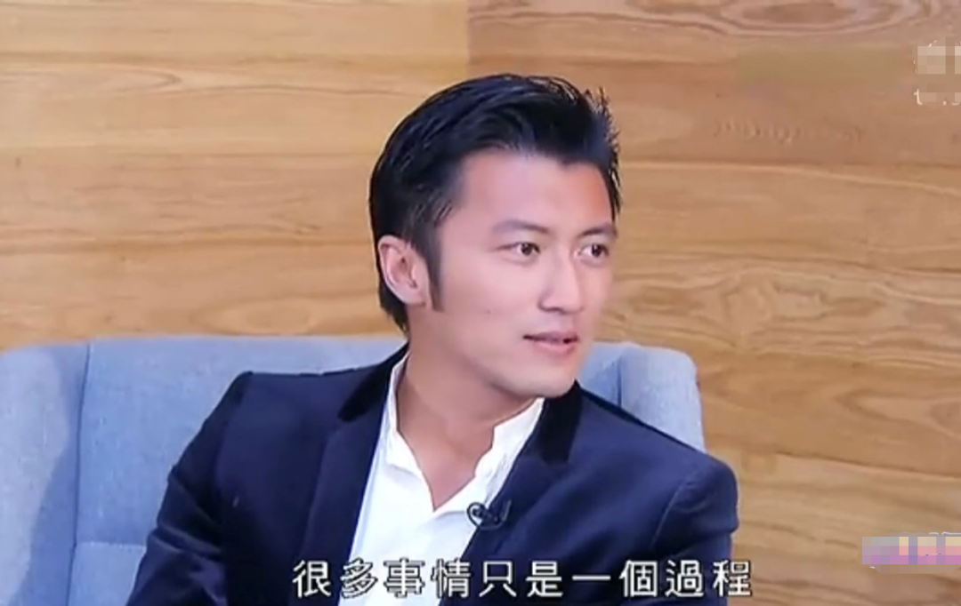 Wang Fei thanks thunderbolt sharp edge to pull hand emersion name occasion, their love already was destined when thanking thunderbolt sharp edge 14 years old