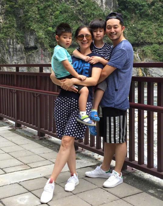 沙溢一家四口现身，妻子休闲穿搭显活力，7岁小儿子个头超妈妈肩