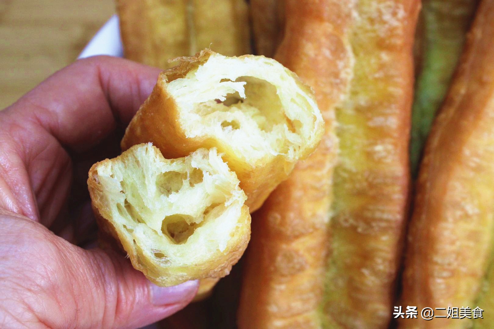 做油條時，牢記別放酵母粉了，大廚：多加兩樣，油條個個蓬鬆好吃