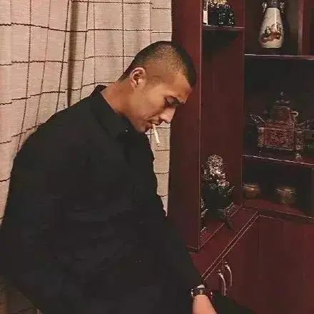 男生头像：高冷帅气男生头像