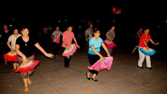 中国人退休后下棋跳广场舞，外国人都干什么，