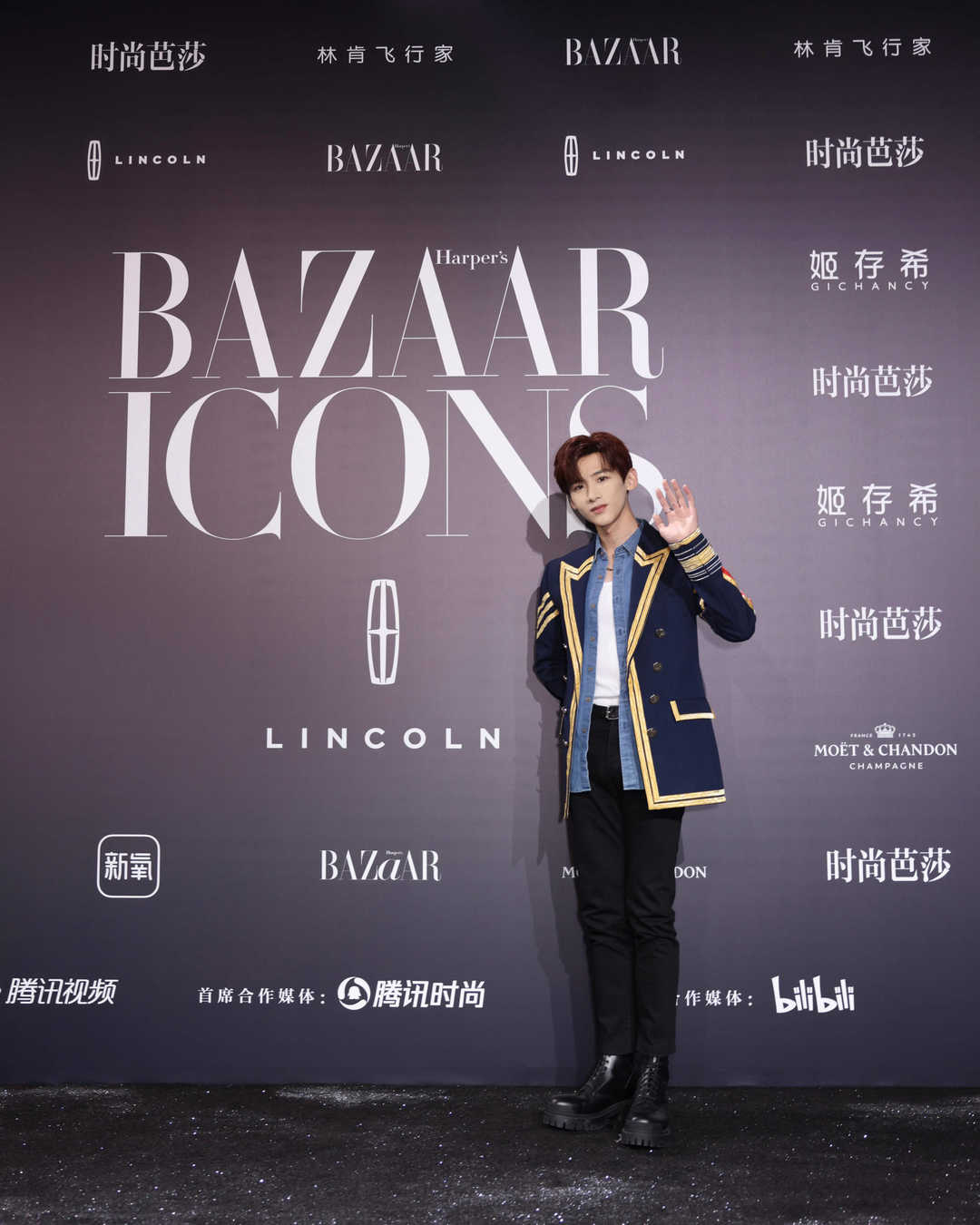 Respect the station elder brother that wells balanced you are Wang Jia Er in vain, come out straight send rapidly, you two go back to profession again