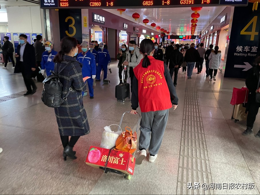 情暖旅途，铁路青年雷锋日开展实践活动