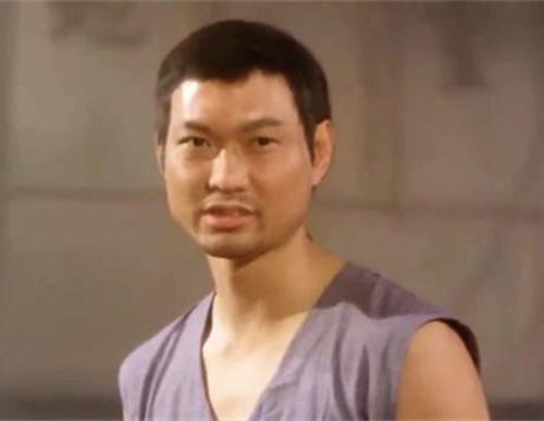周比利：唯一世界级华人拳王，打伤李连杰踢飞吴京，却被迫退圈