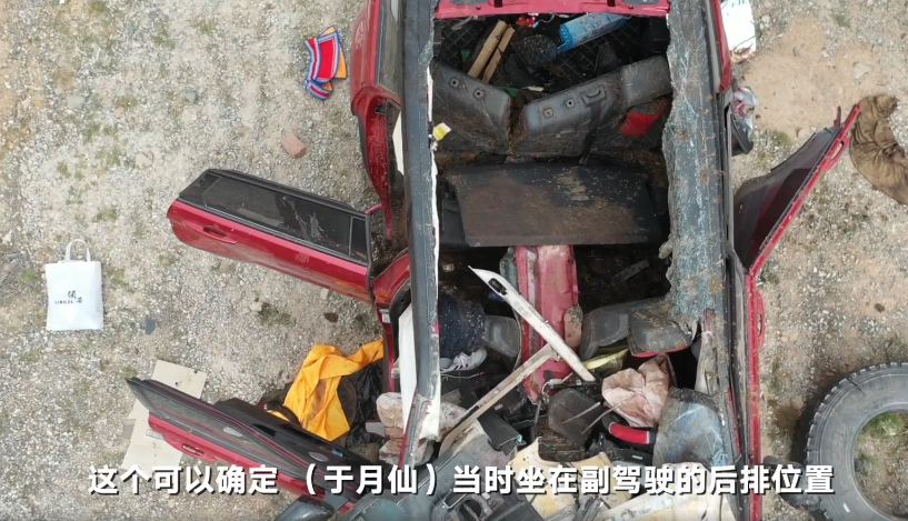 于月仙乘坐车辆车顶被掀开，交警称于月仙坐副驾驶后方位置，车上四人均系了安全带