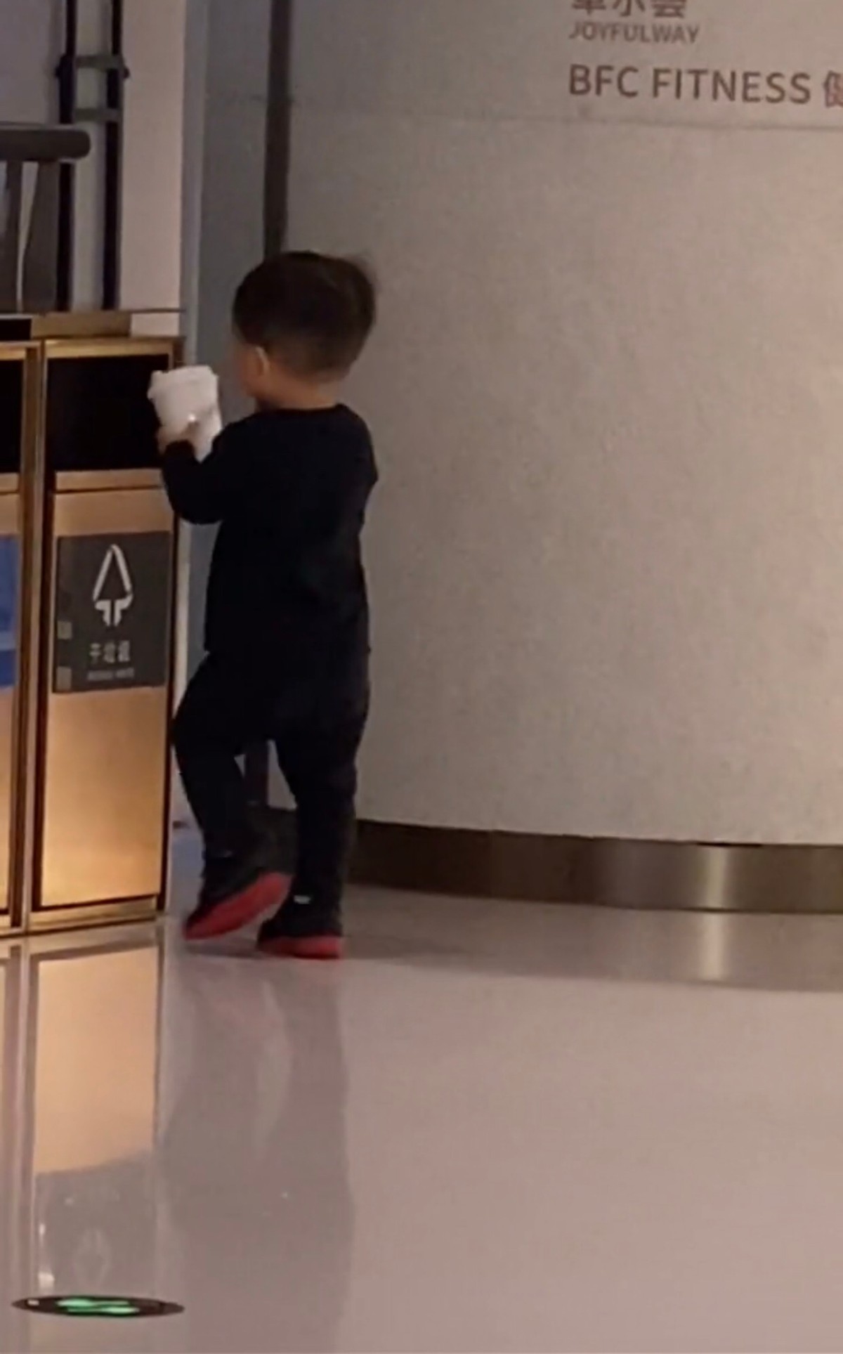 蔡少芬教兒子丟垃圾，小傢伙跪地擦地板超可愛，星二代一點不嬌氣