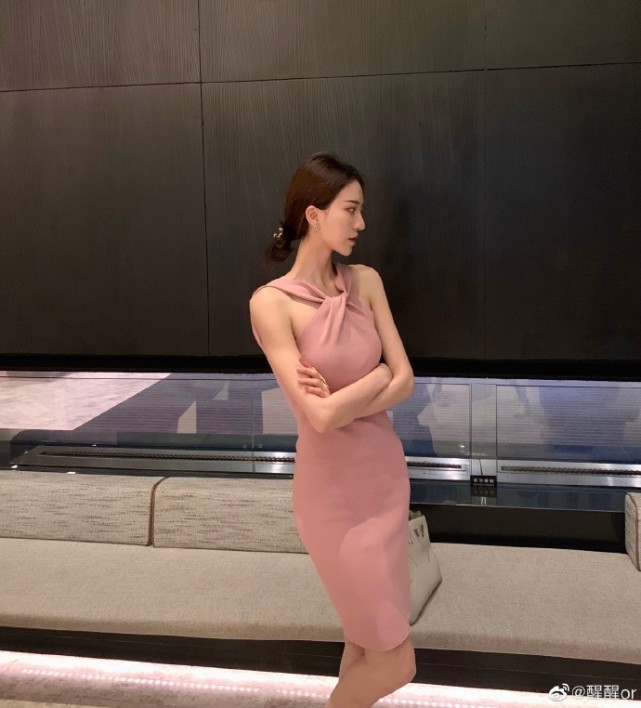 网红项思醒背着男朋友和富二代结婚女海王直冲热搜