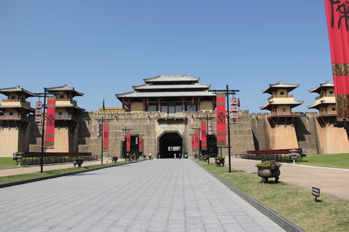 王宝强蹲守北影厂一夜走红变明星，横店影视城