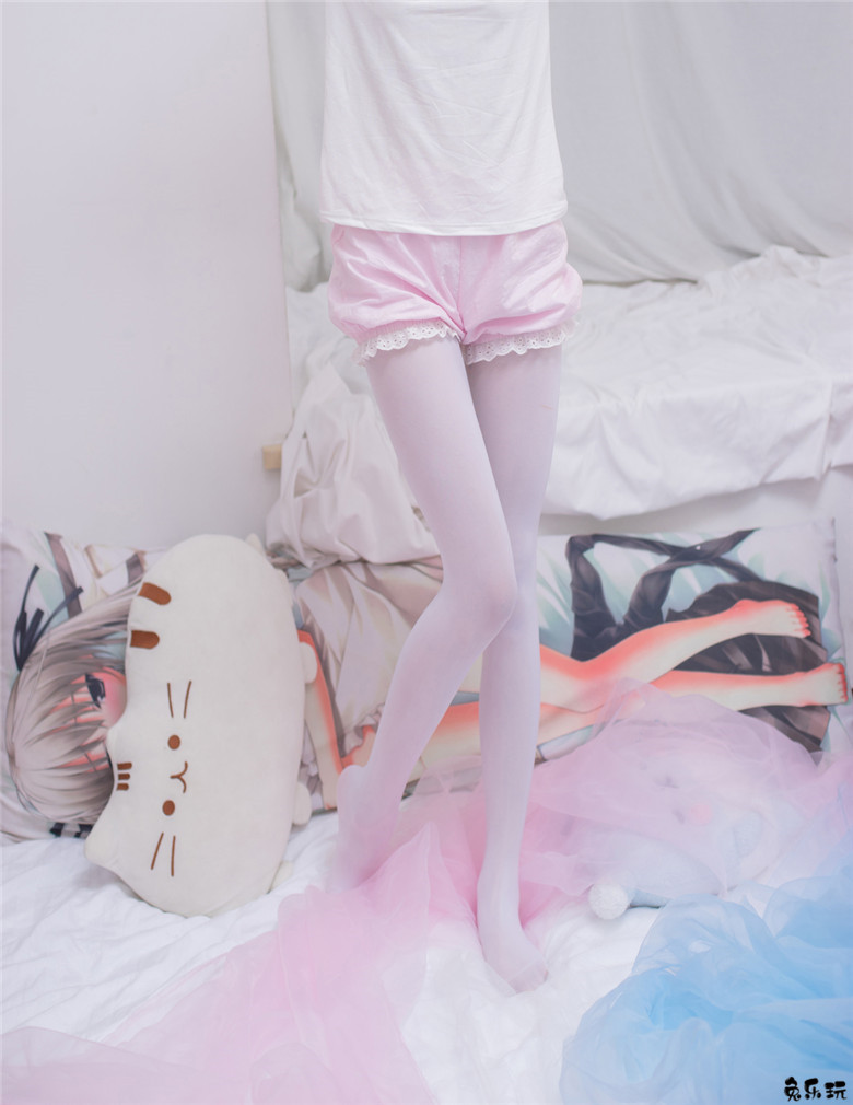 卧室里的白丝少女