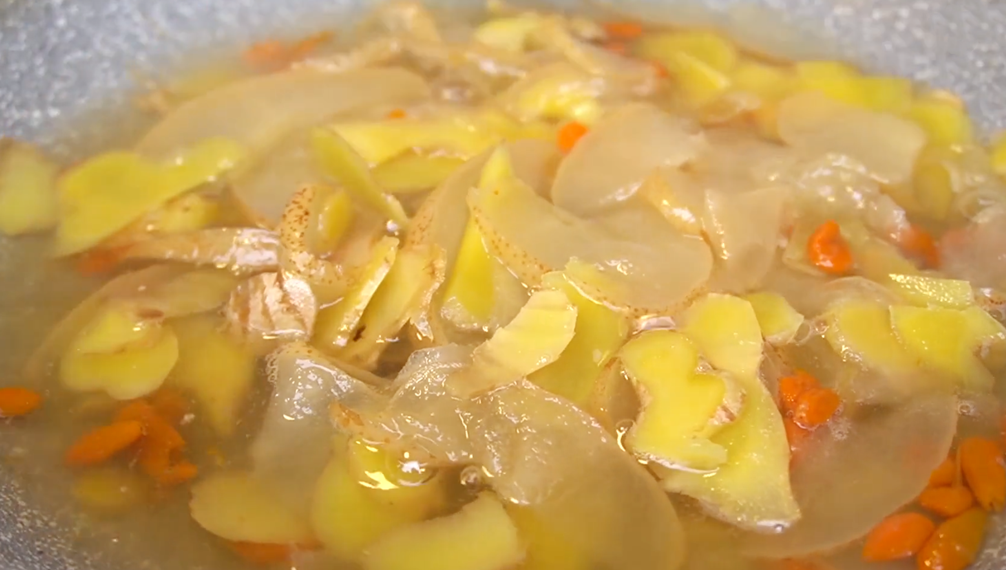 雪梨加生薑，作用真是厲害，現在知道也不晚，冬天家人常喝身體好