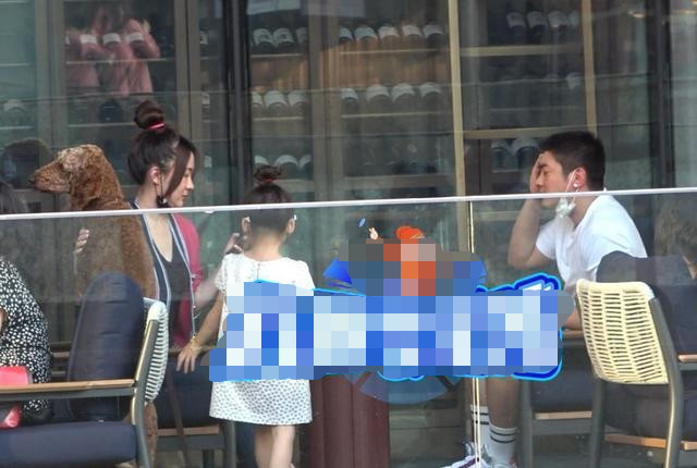 霍思燕夫妇带嗯哼出游，杜江牵着小女孩父爱大发，再被怀疑有二胎
