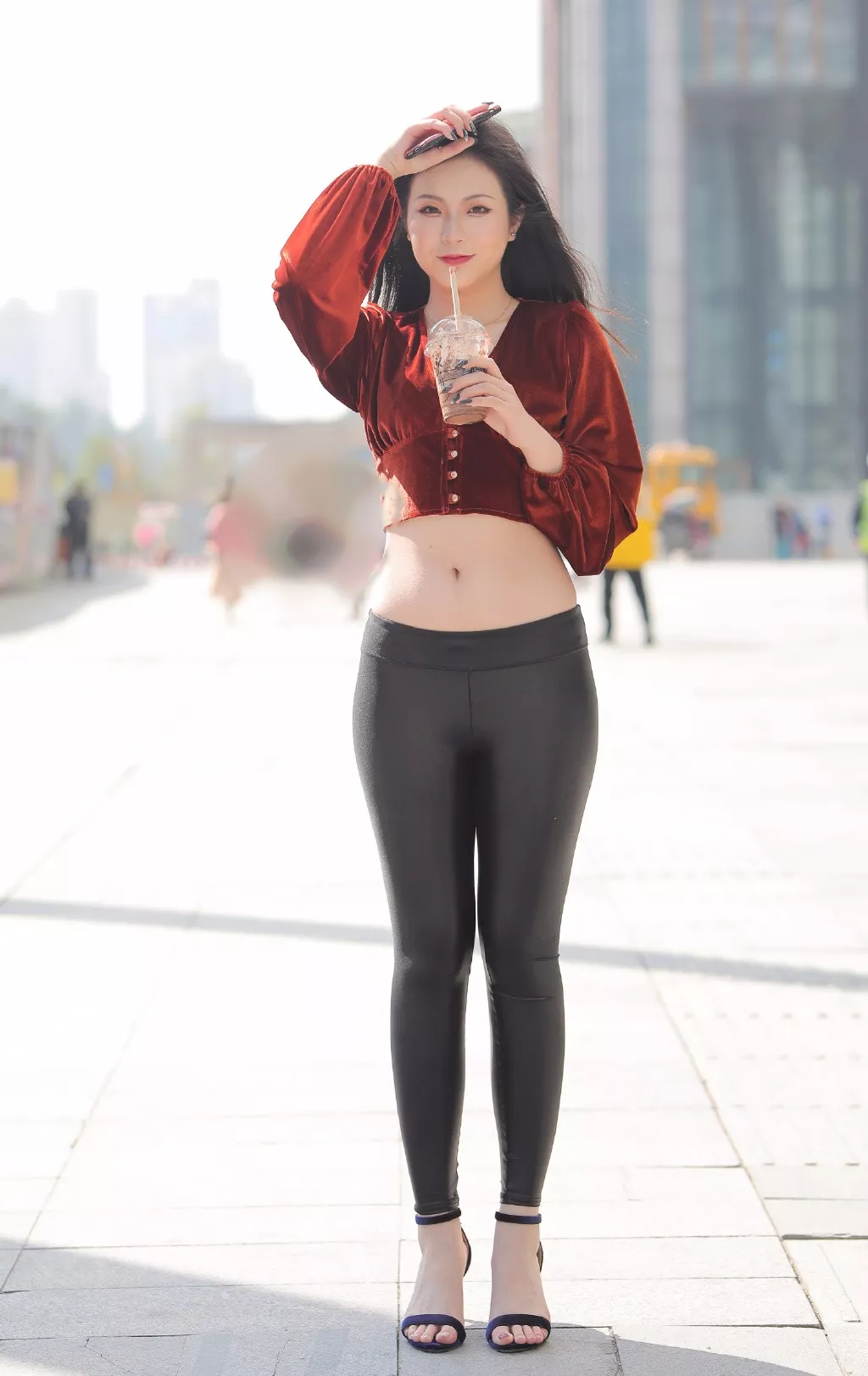 街拍之看手机的美女图片
