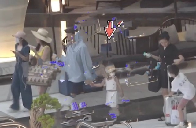 霍思燕夫妇带嗯哼出游，杜江牵着小女孩父爱大发，再被怀疑有二胎