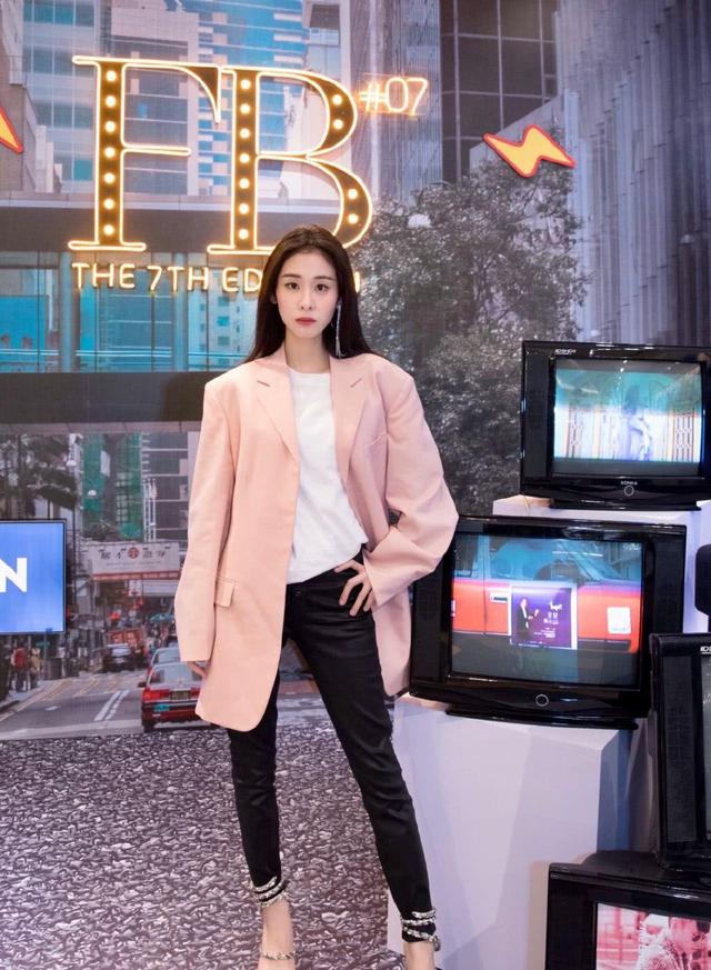 张碧晨真是懂时尚，穿灰西装配墨绿长裙太高级