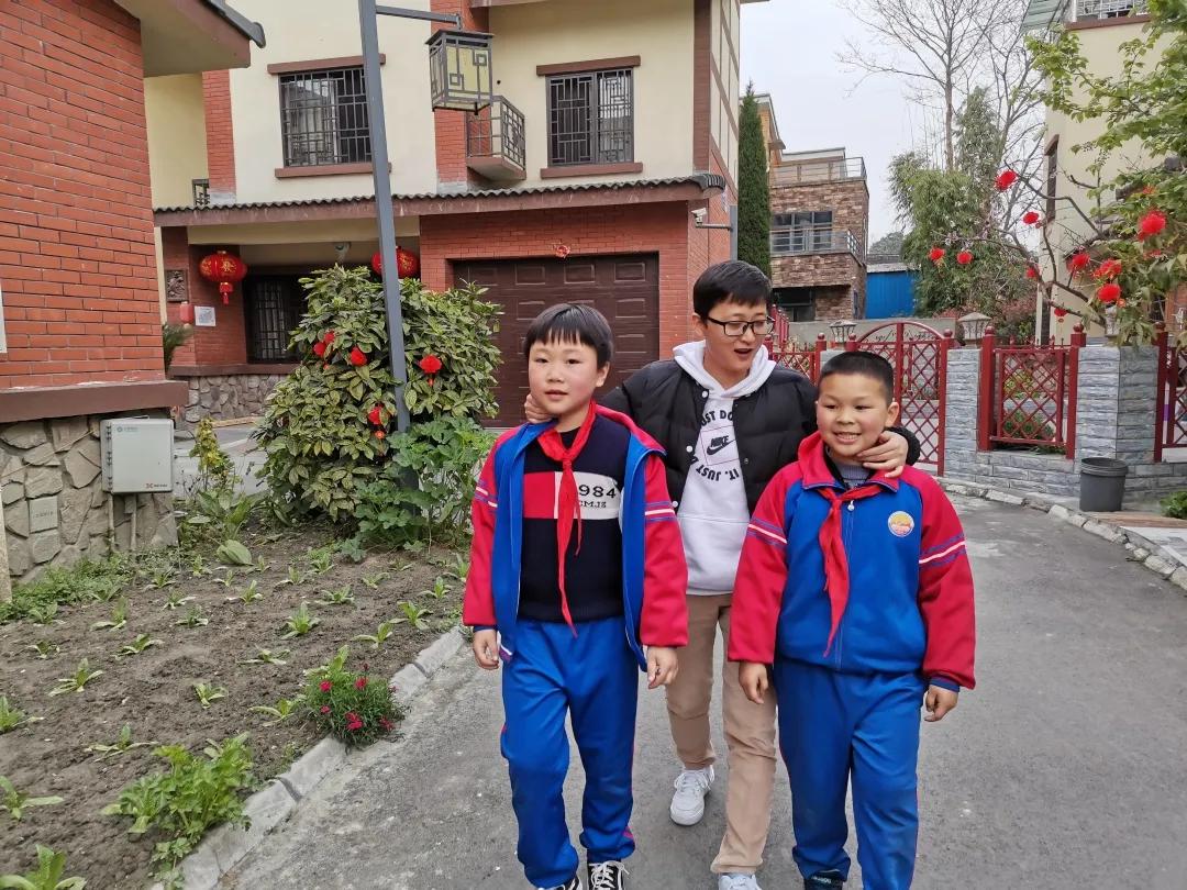 春日融融家访日 真情传递暖人心——双流区金桥小学入户家访活动