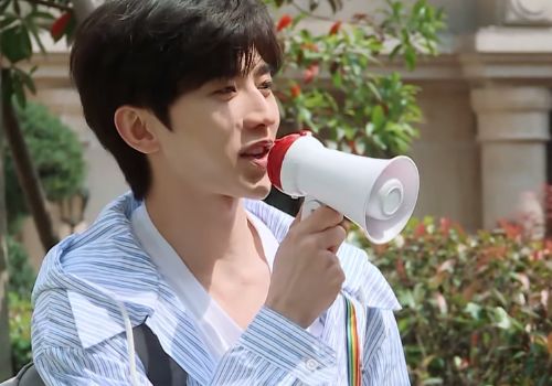 奔跑吧：全体成员合照，蔡徐坤跟baby太避嫌，拒