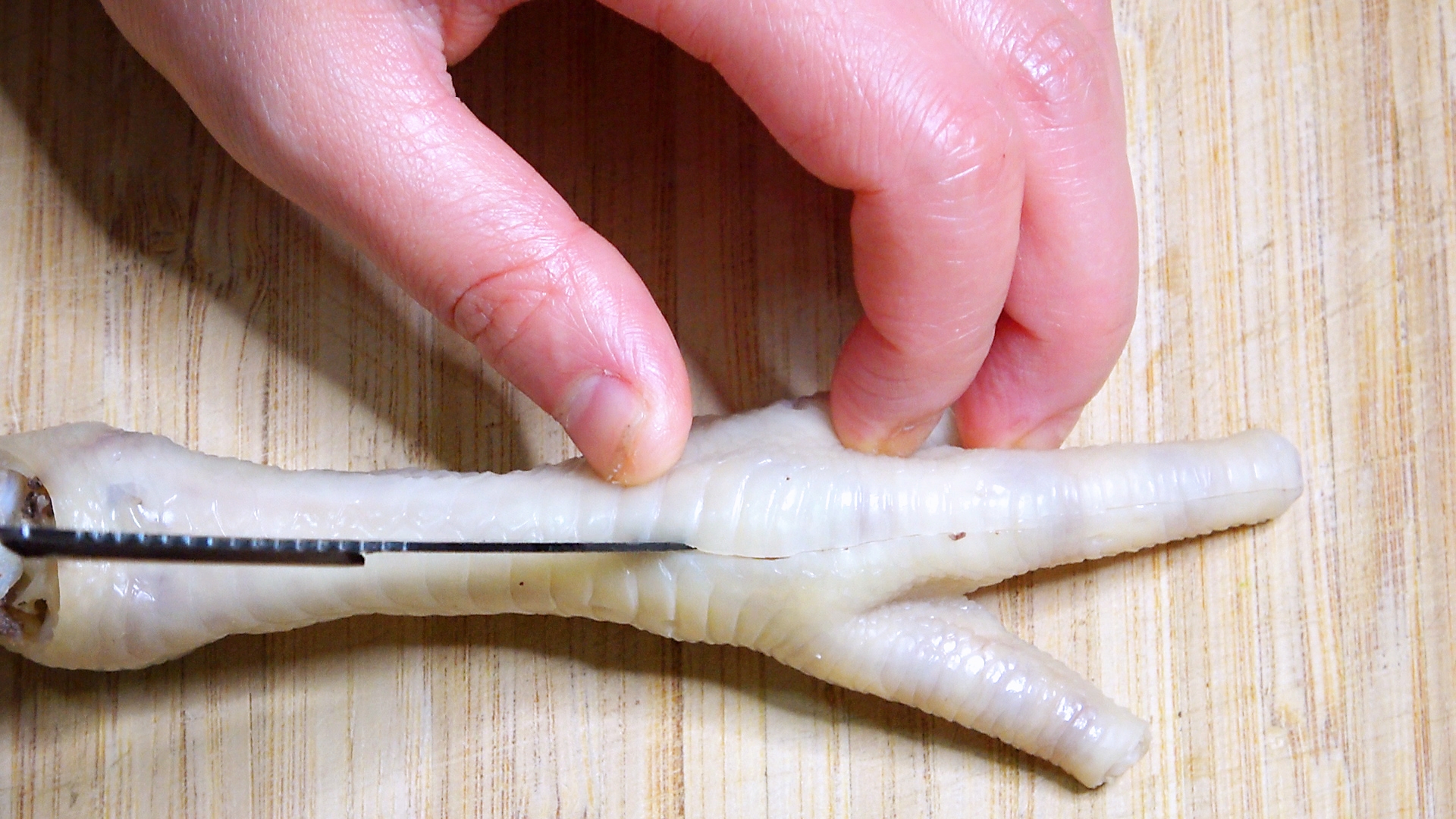 Gallinaceous claw goes bone new method, a toothpick is done calm, simple and fast complete, really practical