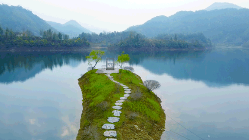 “住了3晚别墅，她连发了18条朋友圈。”