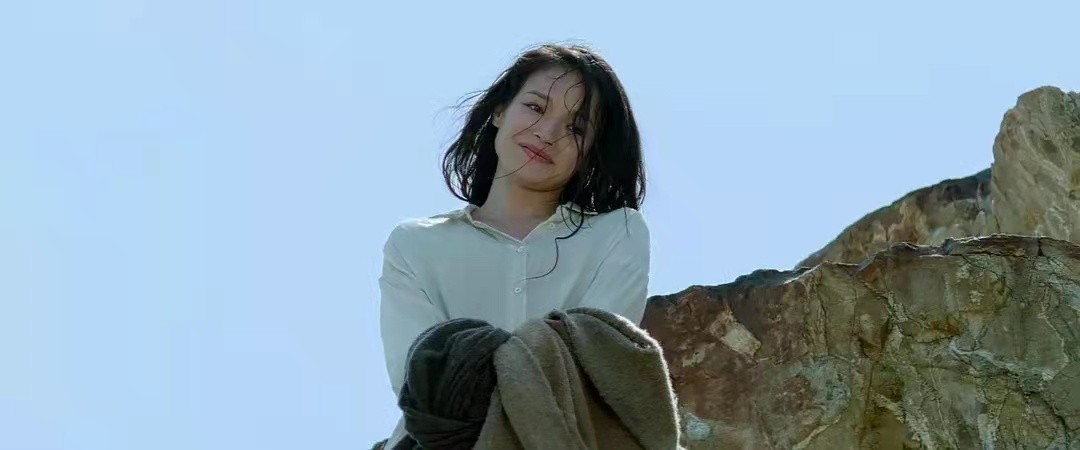 Shu Qi wears business suit to take wind on foot, a pair of slipper can be accomplished! Netizen: Is what I am short of slipper