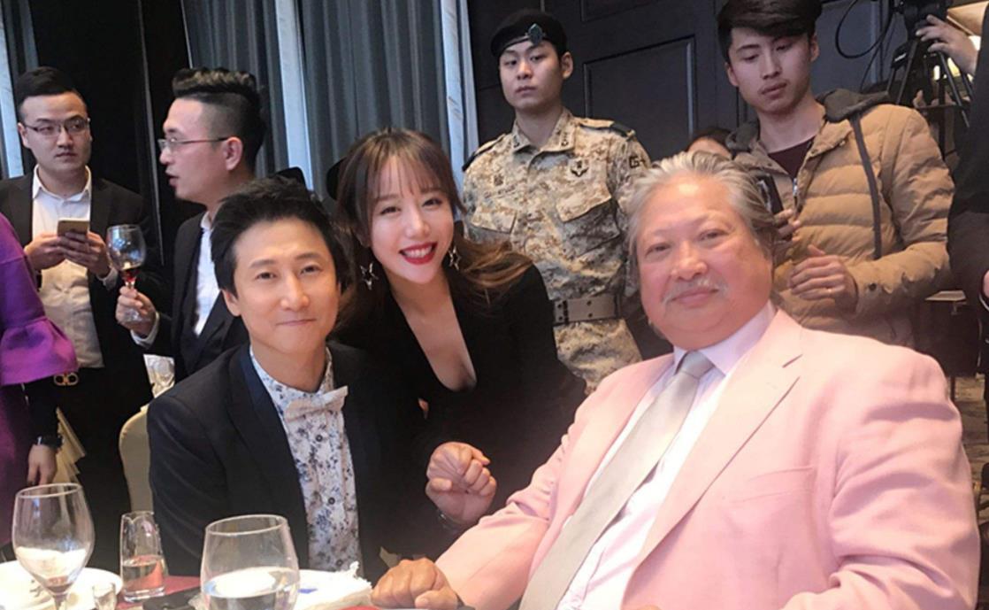 68岁洪金宝和老友聚会，瘦到脱相判若两人，身体