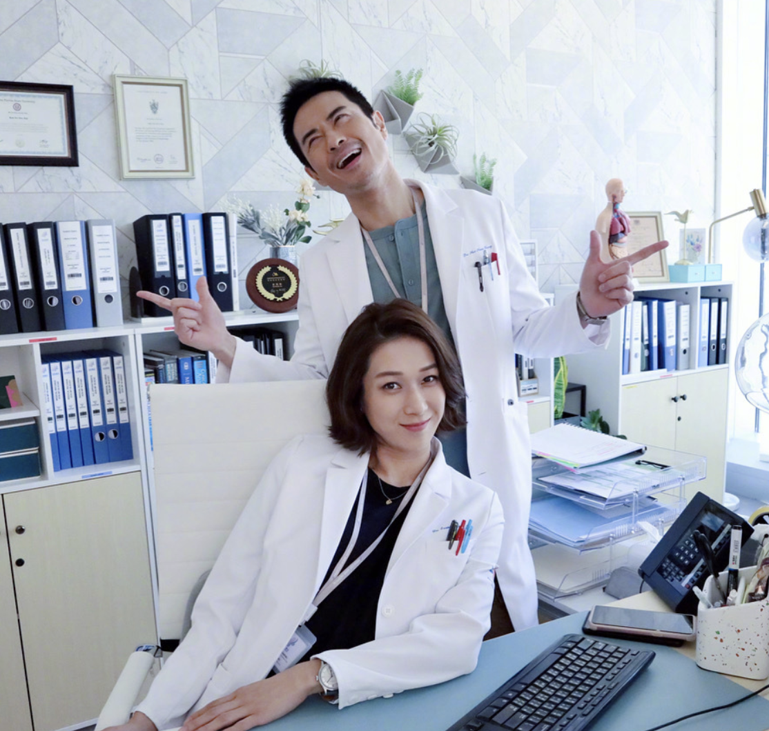 鍾嘉欣曬兒女萌照，不忘隔空表白老公，姐弟同款髮型像俄羅斯套娃