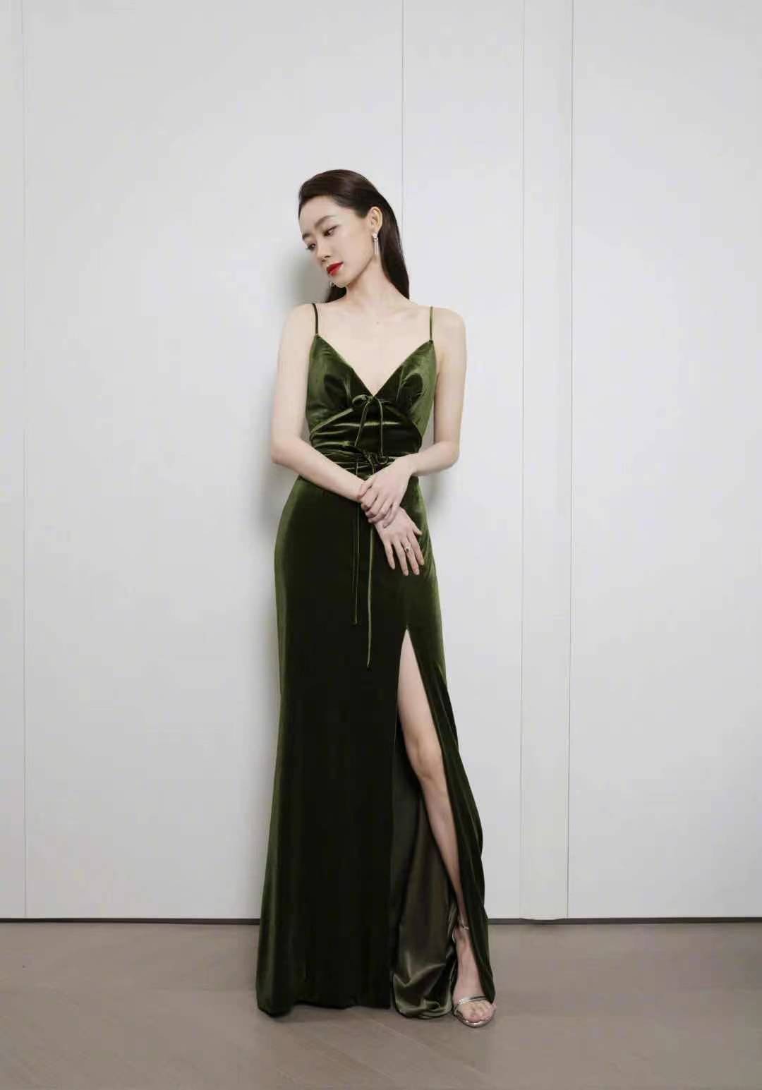 Zhang Xiaofei wears blackish green to grow skirt to arrive in vain glow, netizen: The belle pulls aglet not always