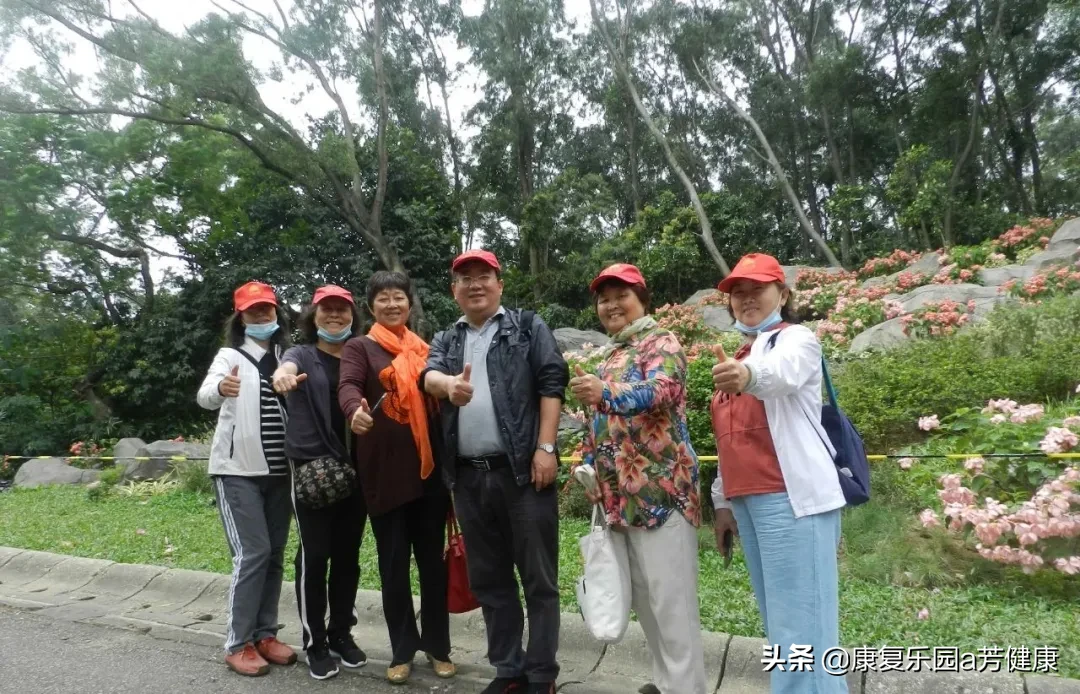 情暖重阳，肿瘤康复领航人领抗癌斗士登山祈福，最长者超80高龄