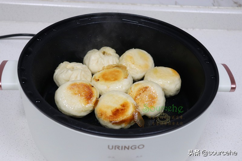 教你做生煎包，皮薄不破也不焦，包底金黃酥脆，肉嫩鮮香多汁