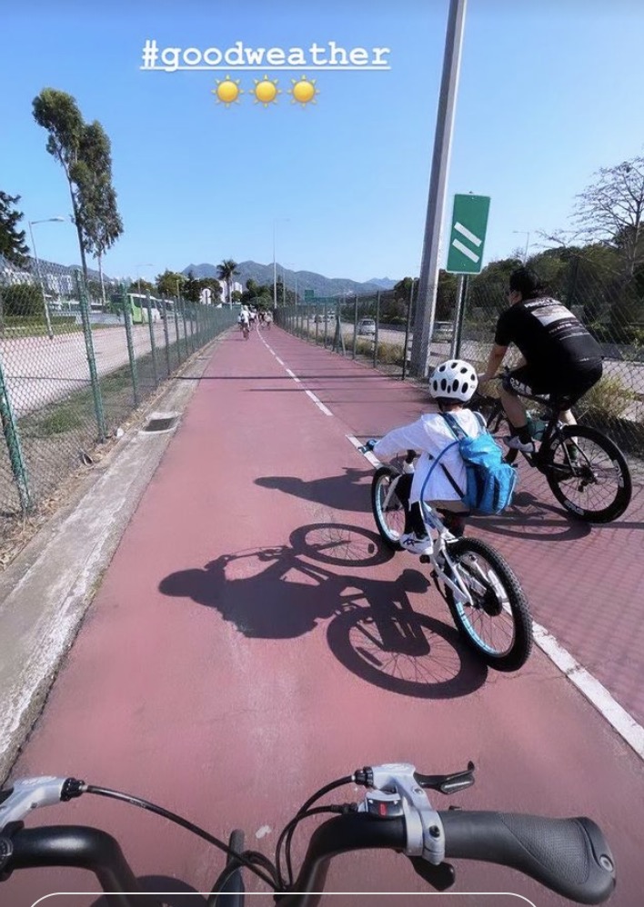 霍啟剛陪兒子外出騎行，學習健身兩把抓，力當稱職好爸爸