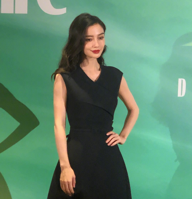 杨颖参加活动被抓拍，离开修图师的保护后，颜值状态成为热议话题
