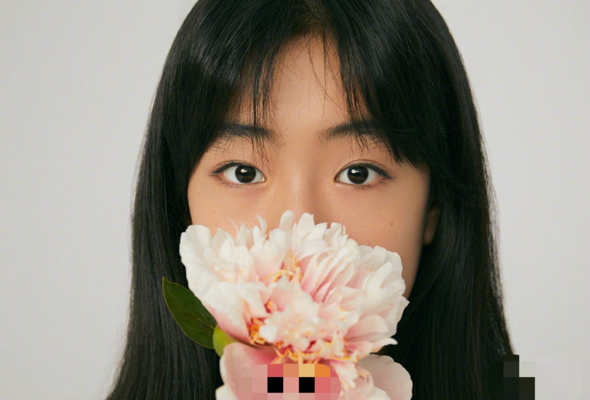佟大为13岁女儿惊艳亮相，穿蕾丝裙颜值颇高，获赞迷你版王祖贤