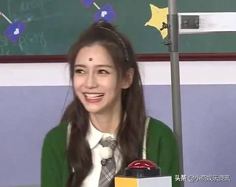 关晓彤跑男被木板敲额头时，镜头扫过baby，眼神