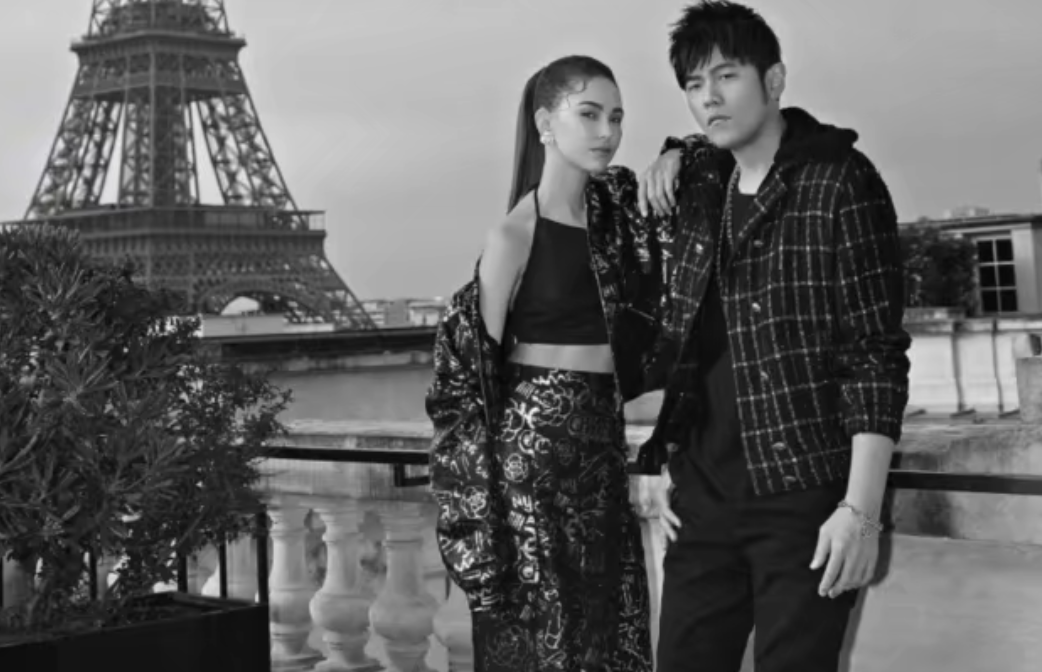 昆凌海滩度假笑容甜美，身材完全不像生过孩子，女儿打扮时髦