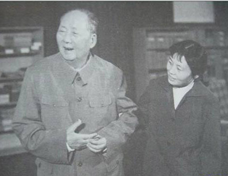 毛主席辞世后，到底谁在掌管兵权？只有他下令