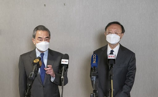 中美会谈后，美国网友痛骂美国代表团：像是去